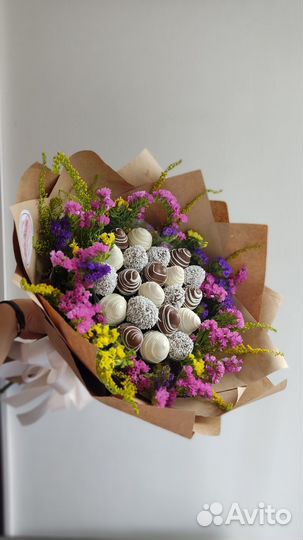 Полевой букет с клубникой