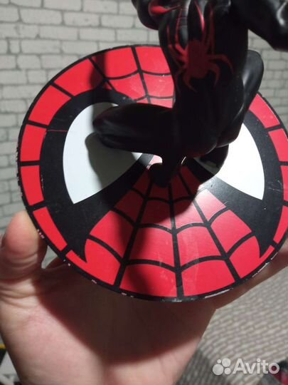 Статуэтки Майлс Моралес и Веном. Не оригинал