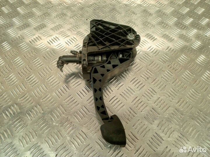 Педаль сцепления Skoda Octavia 2 (A5)