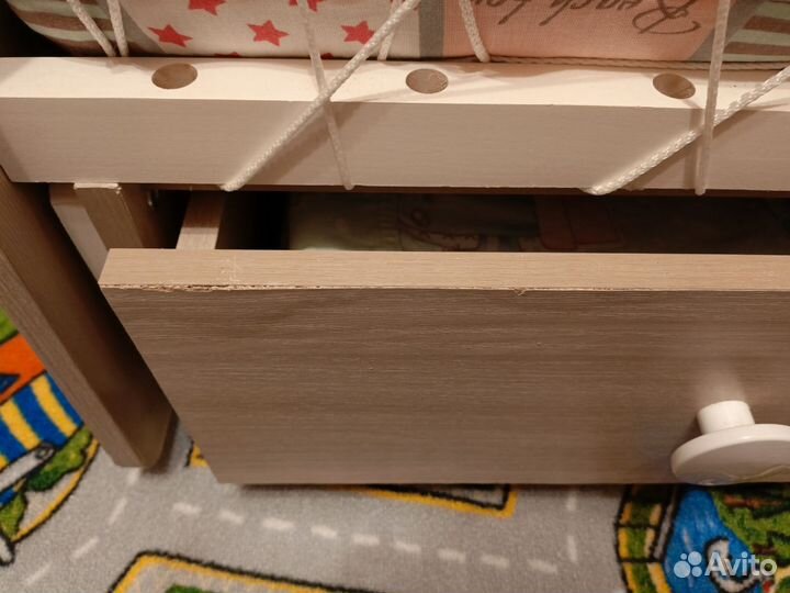 Детская кроватка с маятником