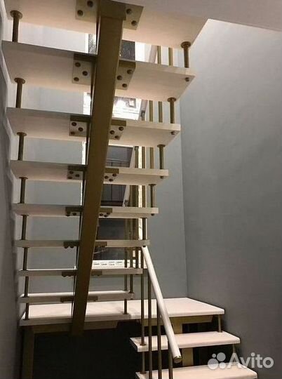 Лестница из ясеня на металлическом каркасе