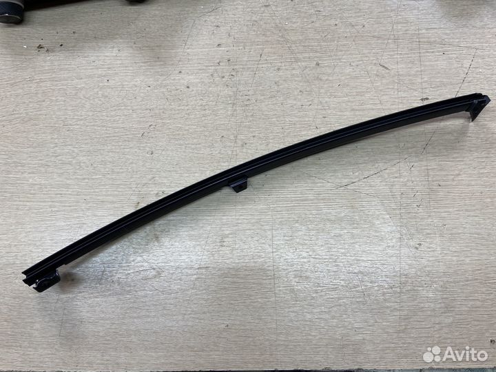 Направляющая стекла задняя правая Toyota Camry 75