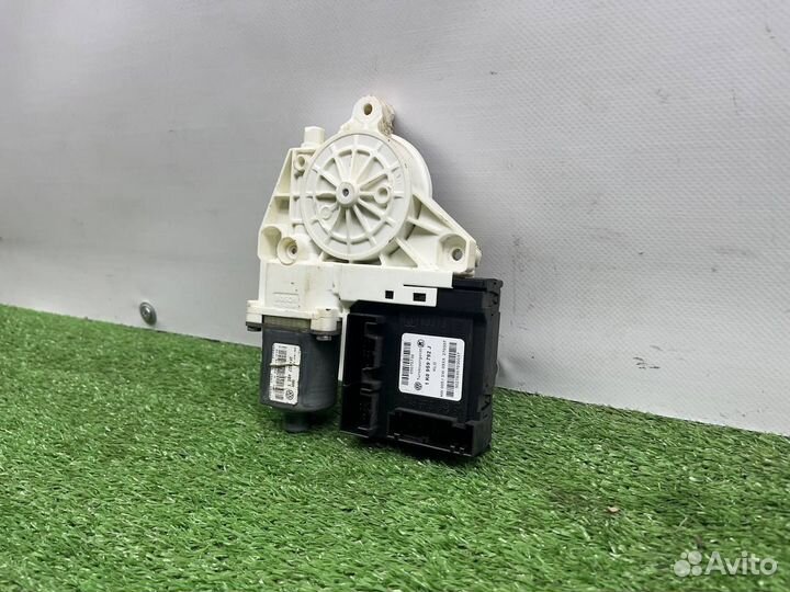 Моторчик стеклоподъемника передний правый Volkswagen1k0959792