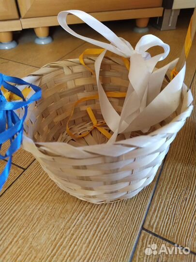 Плетëные корзины и ваза-лебедь