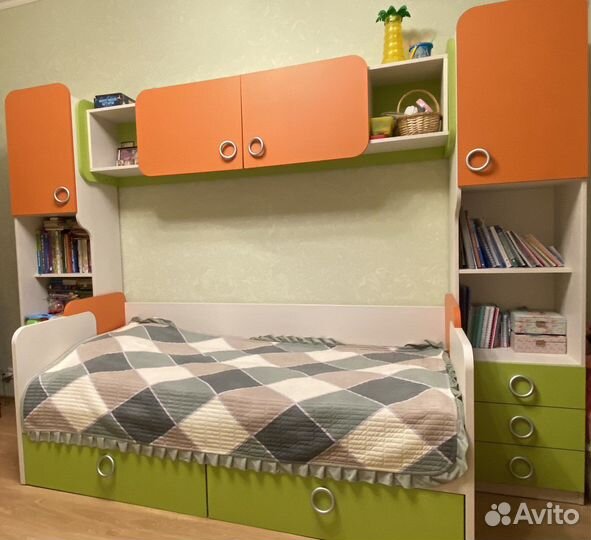 Детская кровать с матрасом и полками