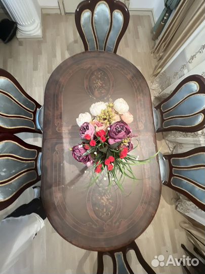 Занавески шторы и стол стулья тоже