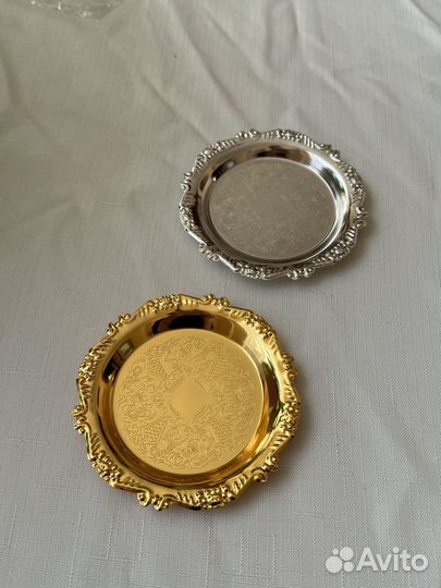 Маленькие металлические подносы