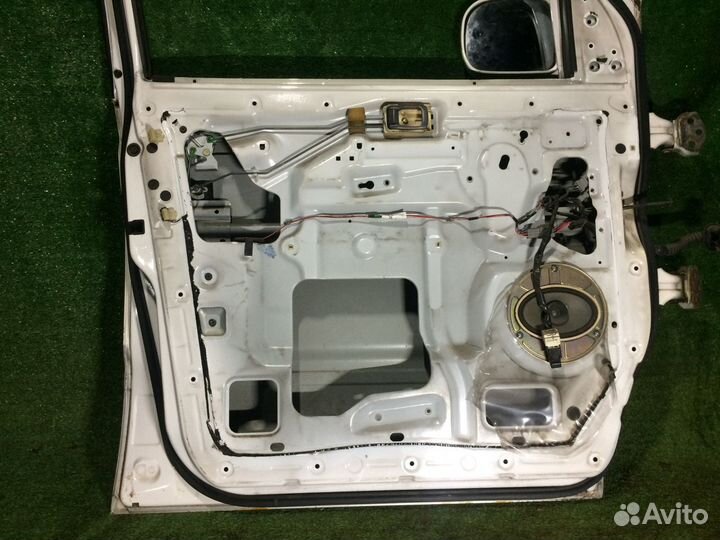 Дверь передняя левая nissan Serena C23 Белая царап