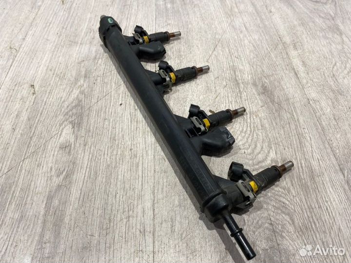 Рампа топливная с форсунками Peugeot 308 EP6 2010