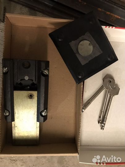 Цилиндровый нaклaдной зaмок