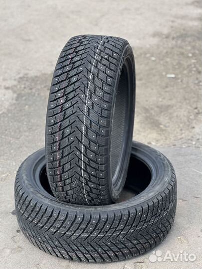 Zmax Winternova Stud II 295/40 R21 97U