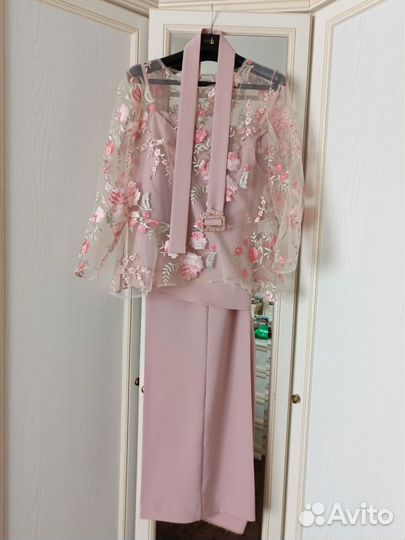 Костюм женский нарядный