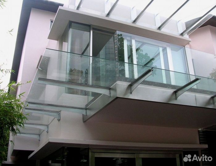 Стеклянный козырек над входом