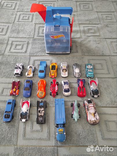 Пусковой гараж Hot Wheels с машинками