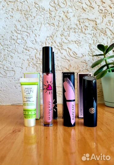 Помада, бальзам для губ Mary Kay