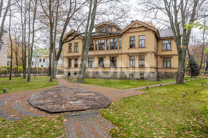 Дом 1285,8 м² на участке 26,8 сот.