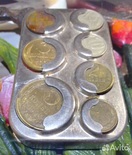 Монетница с монетами