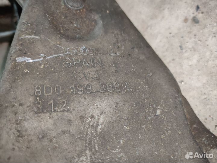 Кронштейн двигателя правый Volkswagen Passat B5