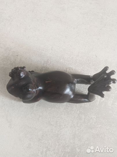 Фигурка лягушка