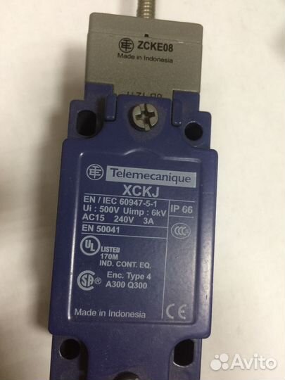 Концевой выключатель Telemecanique xckj