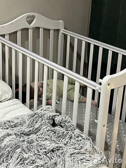 Детская кроватка с маятником