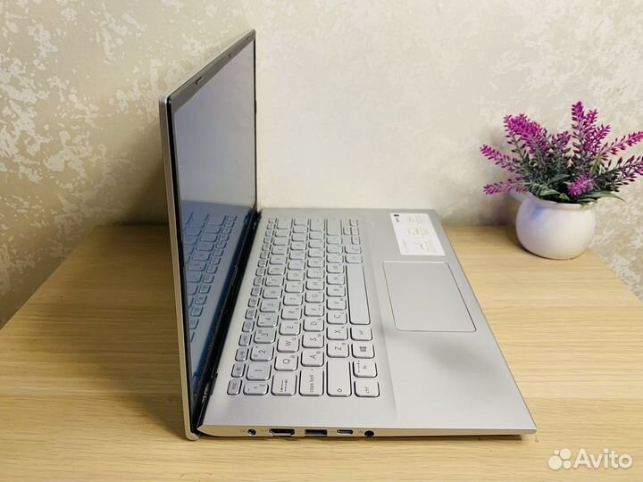 Свежий, мощный ноутбук 20-21 года