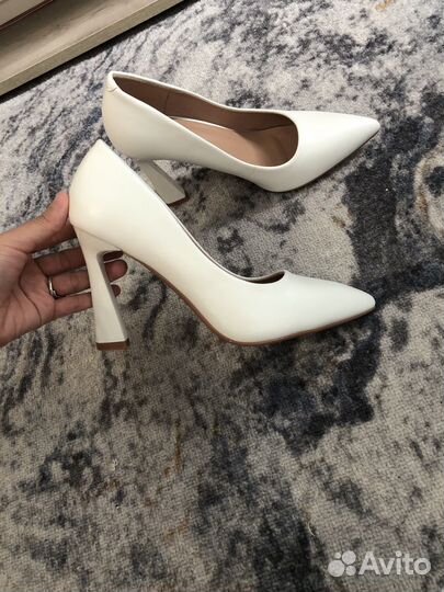 Туфли на каблуке белые