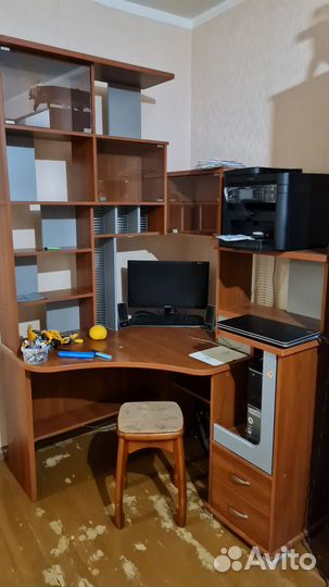 Компьютерный стол угловой с полками