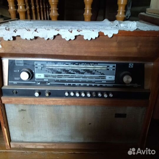 Ламповый радиоприемник и проигрыватель винила