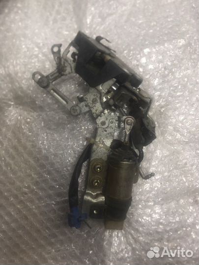 Замок двери передний правый Toyota Hilux VZN130