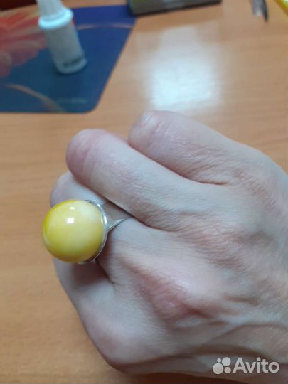 Серебряное кольцо с янтарем желтком