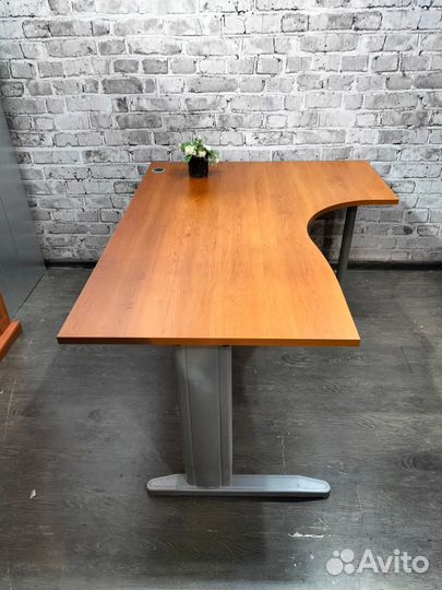 Стол на металлических ногах