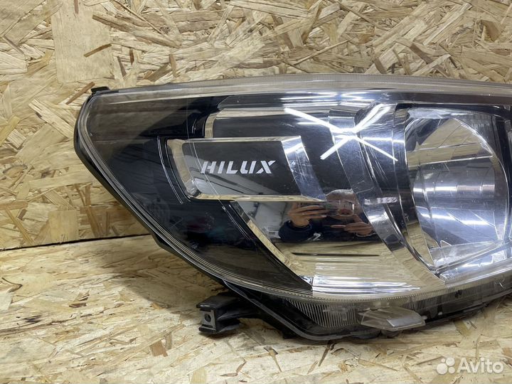 Фара передняя правая Toyota Hilux 8