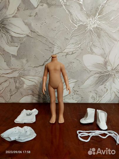 Тело светлое в идеале, пижамка Паола Рейна, обувь