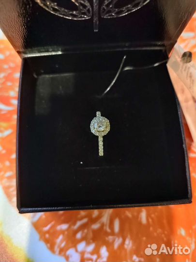 Кольцо с бриллиантом