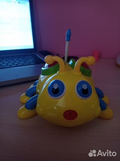 Игрушка движется и поет