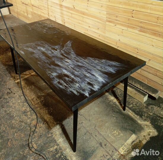 Стол из выжженной древесины и эпоксидной смолы
