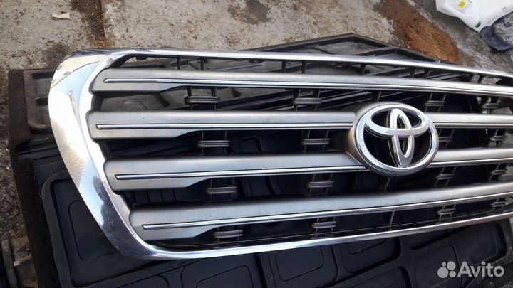 Решетка радиатора Toyota Land Cruiser 200