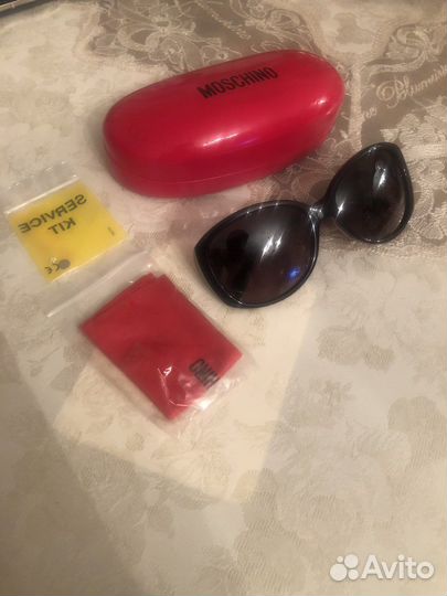 Солнцезащитные очки moschino