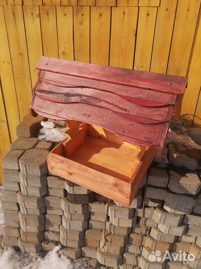 Кормушка для птиц и белок из дерева