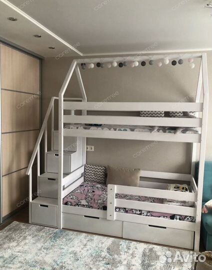 Детская двухъярусная кровать с лестницей комодом