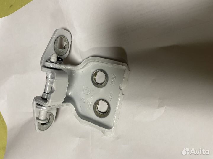 Петля двери largus Logan Duster