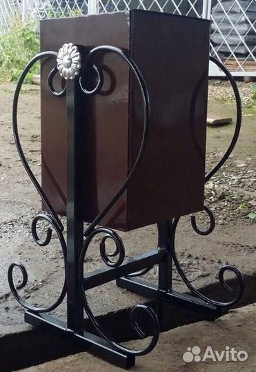 Урна уличная с элементами ковки и декора