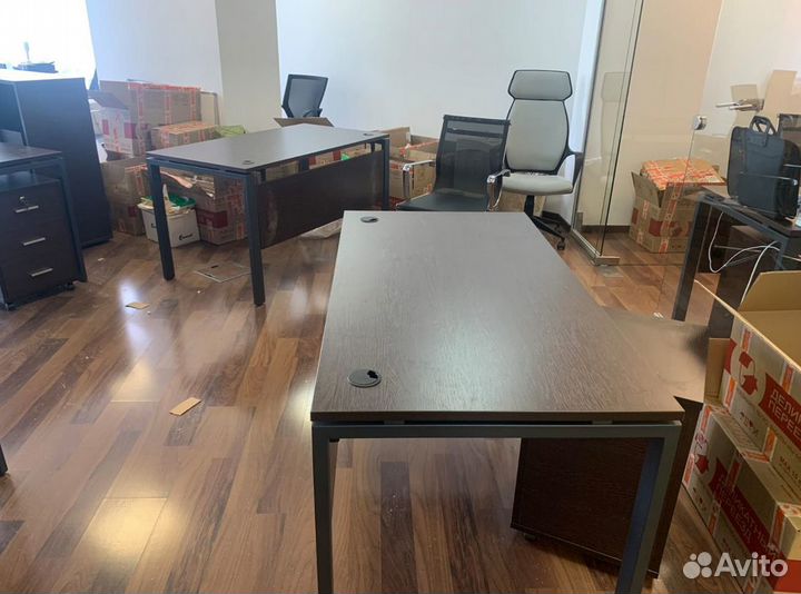 Офисная мебель новая: стол для персонала