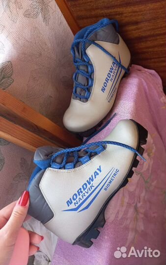 Лыжи, к ним палочки и ботинки