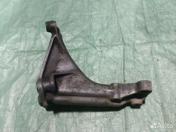 Опора двигателя правая Volkswagen Passat B3