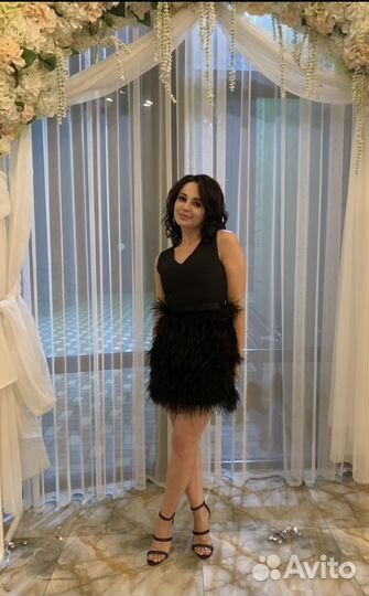 Платье черное вечернее с перьями