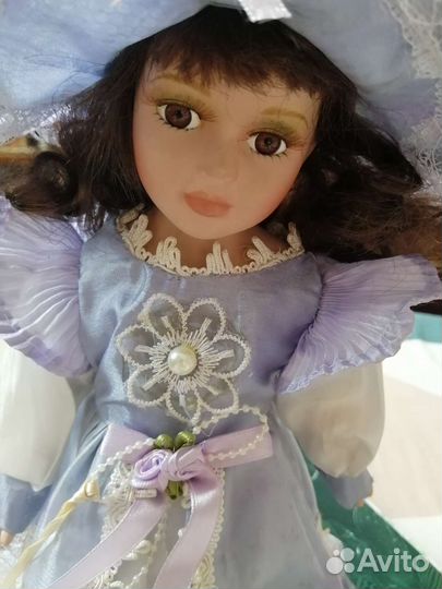 Кукла фарфоровая