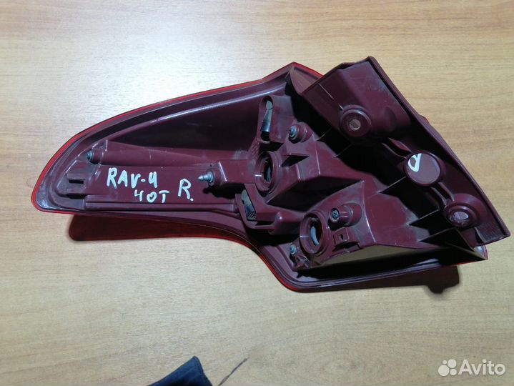 Фонарь правый наружный Toyota RAV4 XA40 дорест