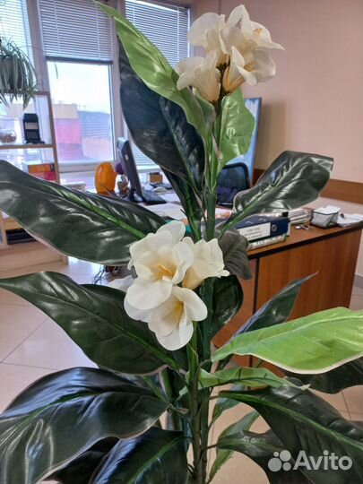 Искусственный цветок в горшке